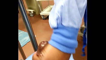 Садовник от трахал начальницу в гладко выбритую вагину